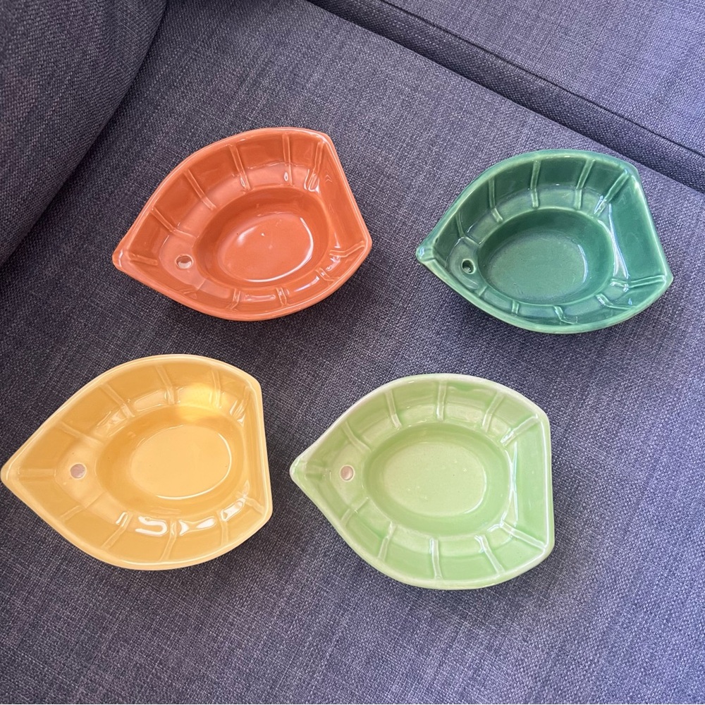 Cardinal China vintage Vibrant Leaf-Shaped Ceramic shrimp Dish Set - Picture 3 of 10